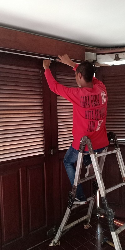 Spesialis perbaikan pintu Garasi Jakarta 0813174993 lipat kayu & besi